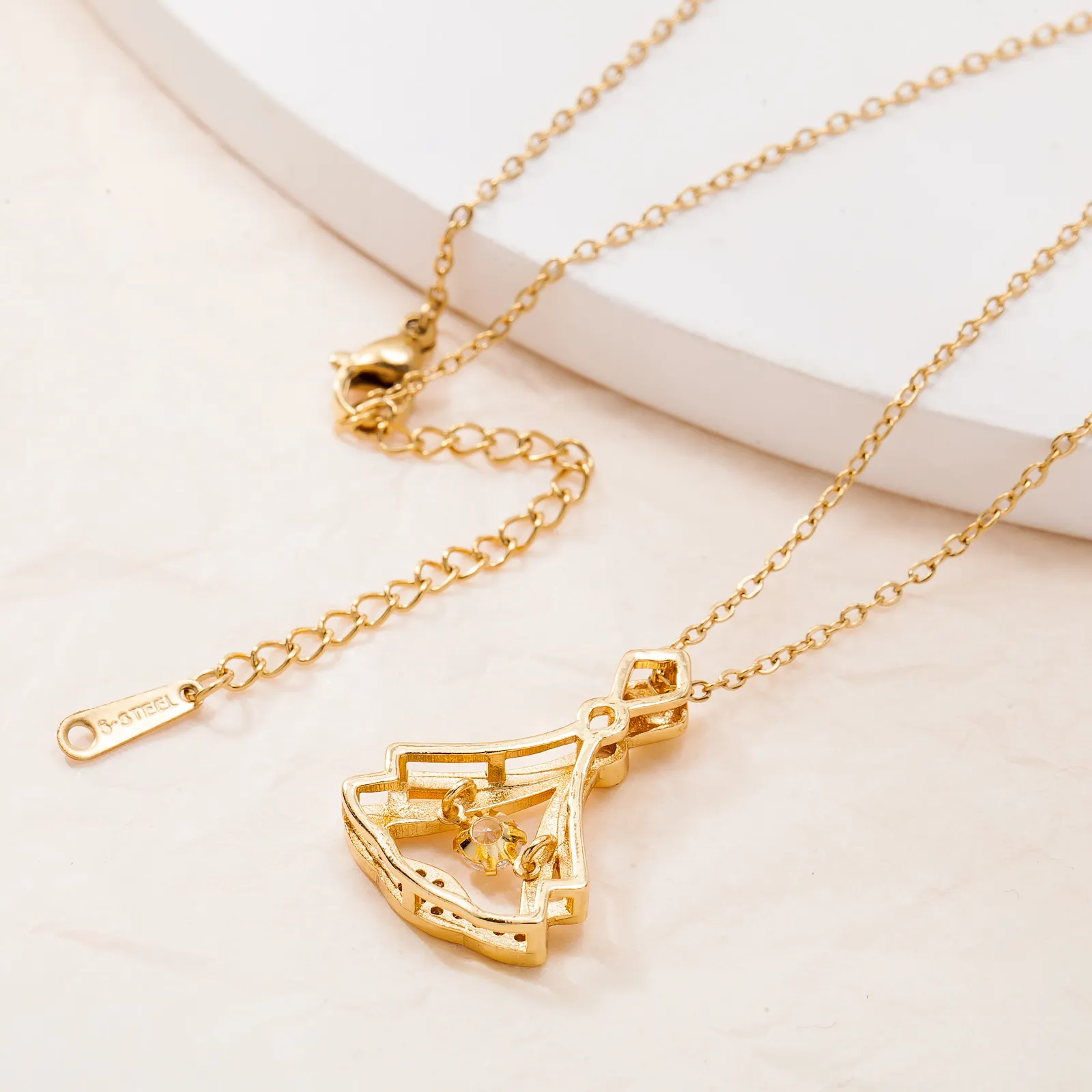 24K Gold Plated Fan Necklace - Image 4